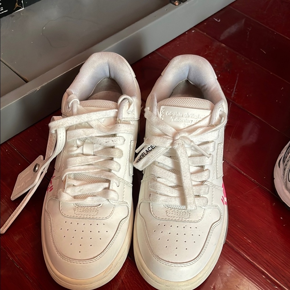 Off-White White Sneakers Classic Low-Top Design